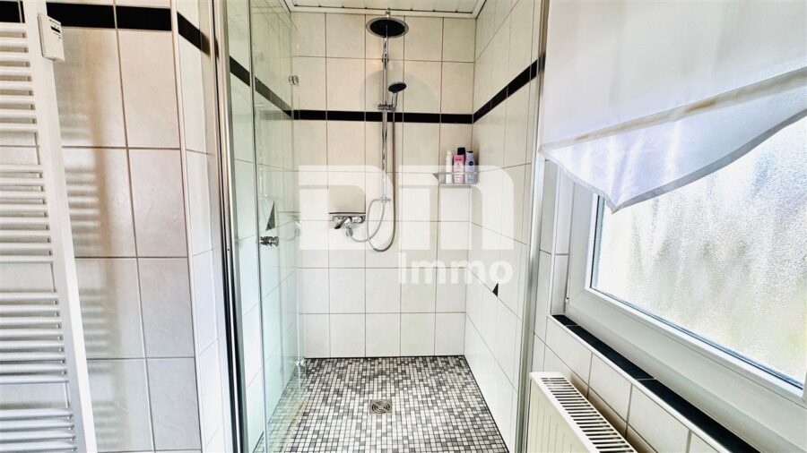Ein- bis Zweifamilienhaus mit 2 Terrassen, Garage und angelegtem Gartenbereich - OG Bad / Wanne / Dusche ebenerdig / Handtuchwärmer